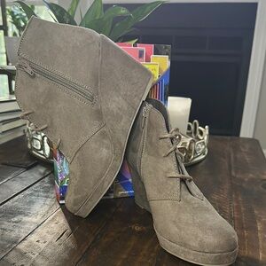 Merona Khaki/Gray Lace Up Boots with Suede Finish